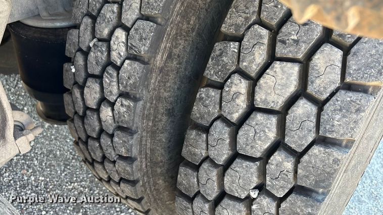 image for item EA7580 2006 Freightliner Business Class M2 flatbed truck