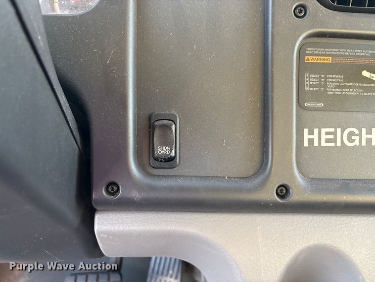 image for item EA7581 2007 Freightliner Business Class M2 box truck