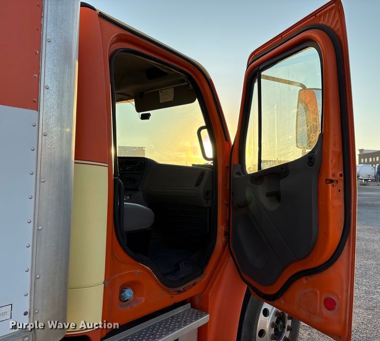 image for item EA7581 2007 Freightliner Business Class M2 box truck