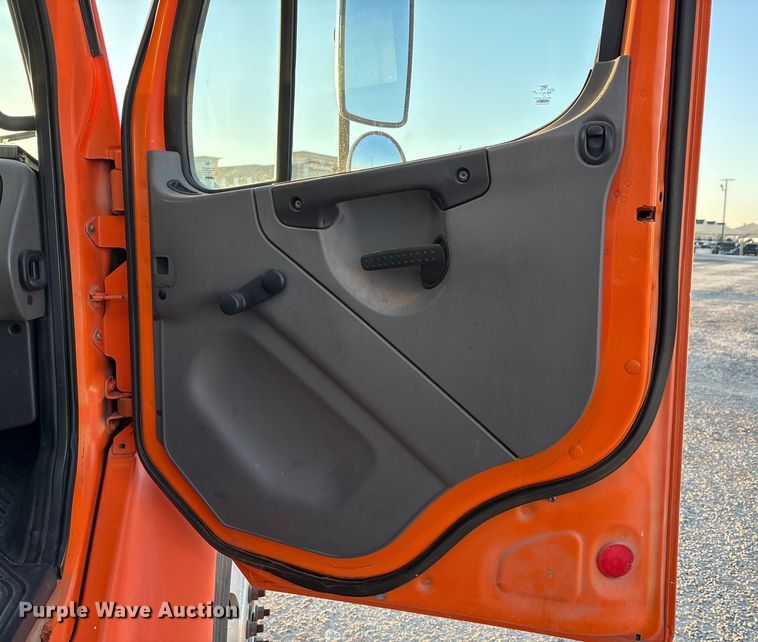 image for item EA7581 2007 Freightliner Business Class M2 box truck