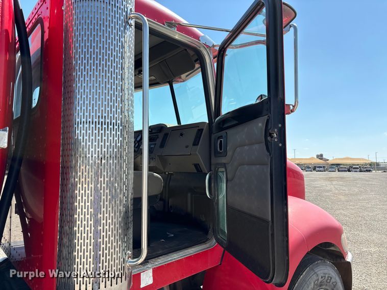 image for item EA7582 2009 Peterbilt 335 fuel truck