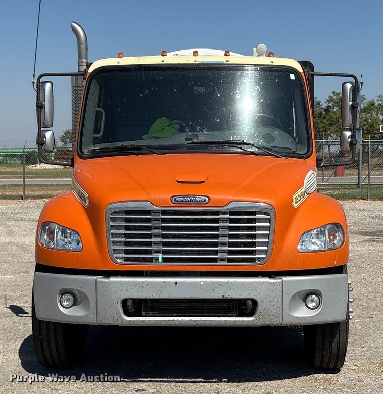 image for item EA7584 2005 Freightliner Business Class M2  flatbed truck