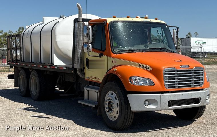 image for item EA7584 2005 Freightliner Business Class M2  flatbed truck