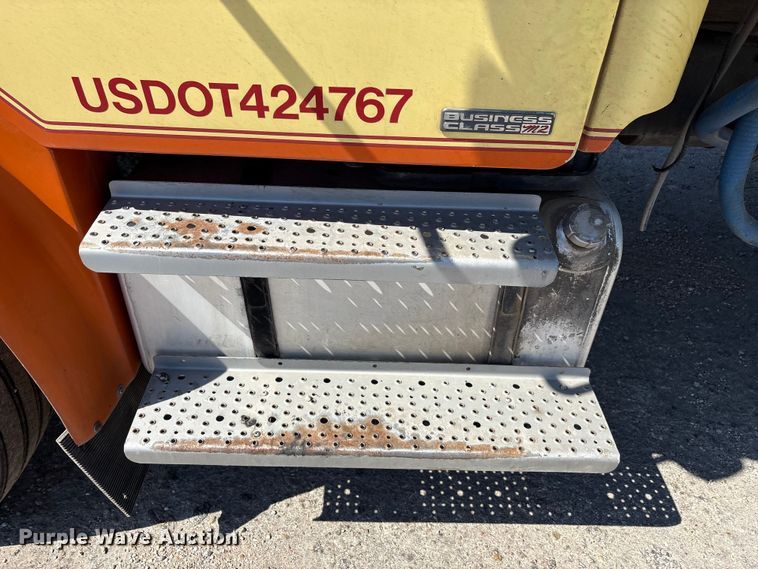 image for item EA7584 2005 Freightliner Business Class M2  flatbed truck