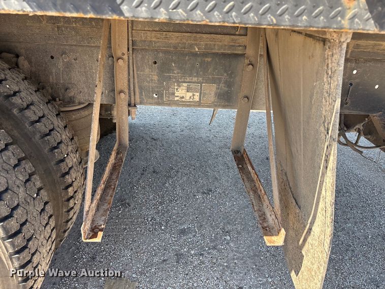 image for item EA7584 2005 Freightliner Business Class M2  flatbed truck