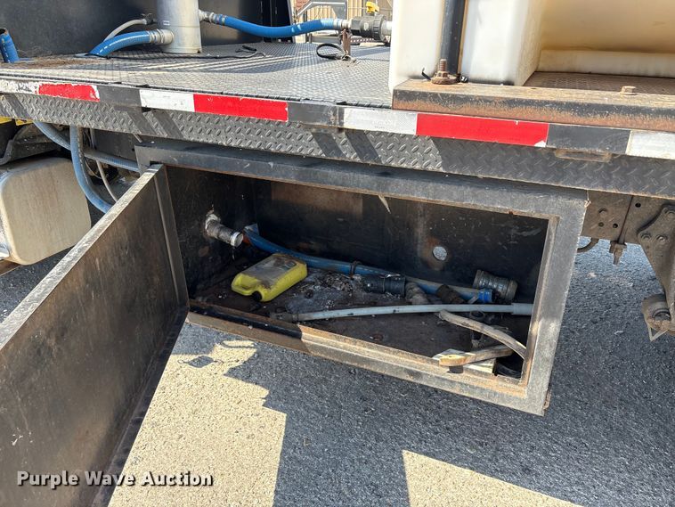 image for item EA7584 2005 Freightliner Business Class M2  flatbed truck