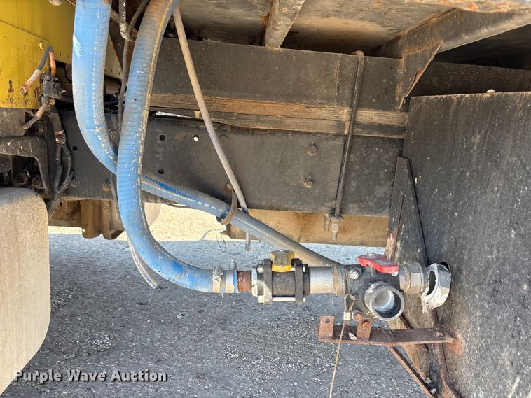 image for item EA7584 2005 Freightliner Business Class M2  flatbed truck