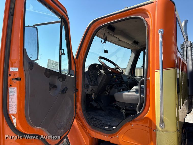 image for item EA7584 2005 Freightliner Business Class M2  flatbed truck