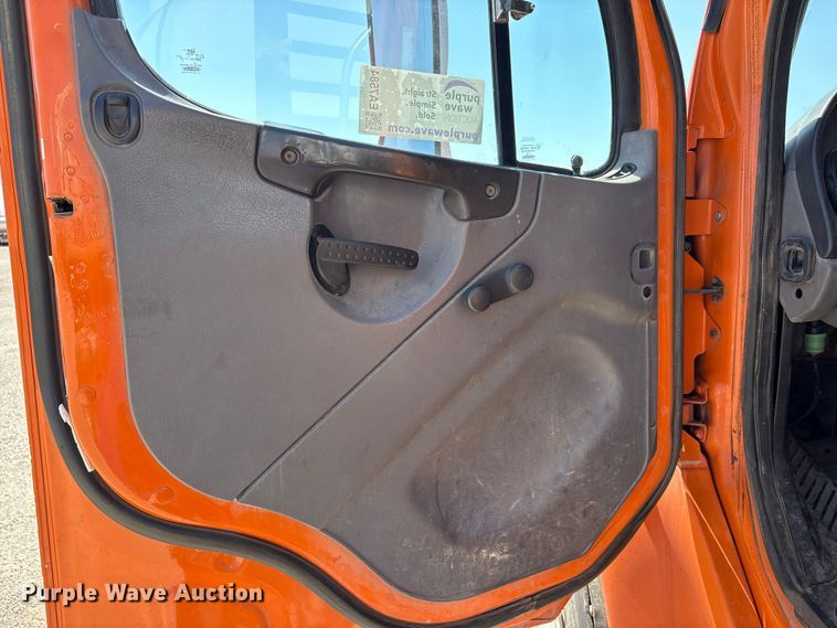 image for item EA7584 2005 Freightliner Business Class M2  flatbed truck