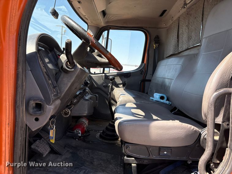 image for item EA7584 2005 Freightliner Business Class M2  flatbed truck