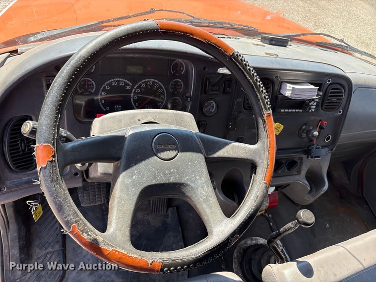 image for item EA7584 2005 Freightliner Business Class M2  flatbed truck