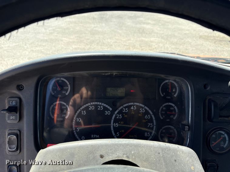 image for item EA7584 2005 Freightliner Business Class M2  flatbed truck