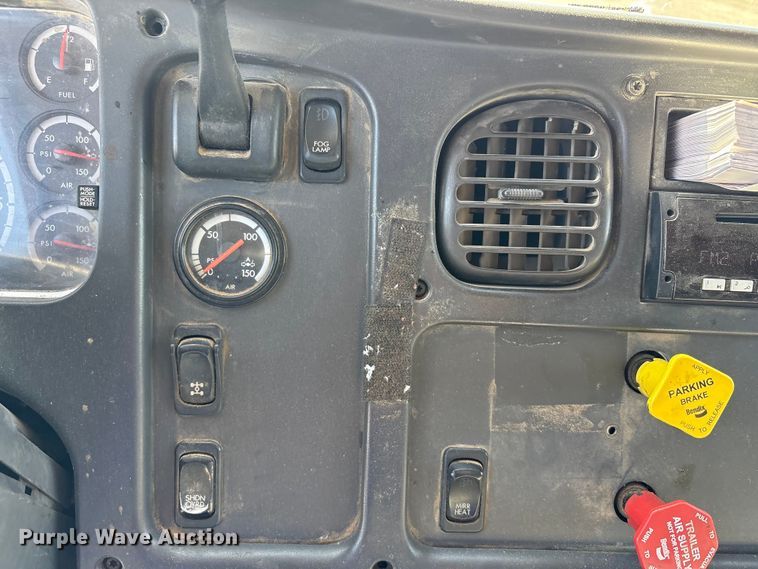 image for item EA7584 2005 Freightliner Business Class M2  flatbed truck