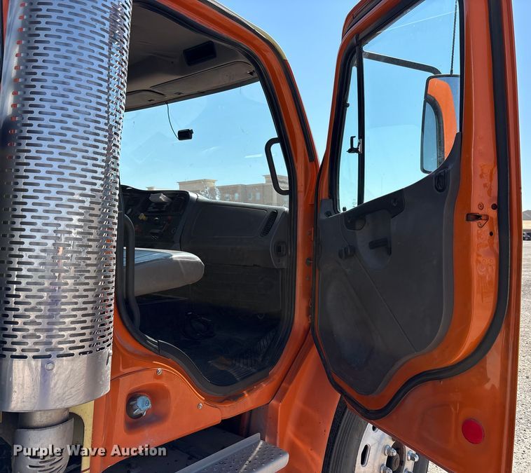 image for item EA7584 2005 Freightliner Business Class M2  flatbed truck