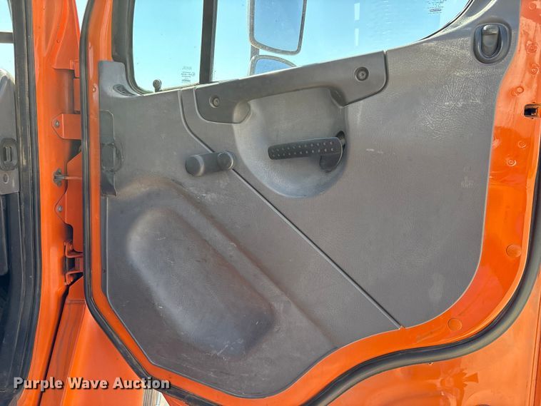 image for item EA7584 2005 Freightliner Business Class M2  flatbed truck