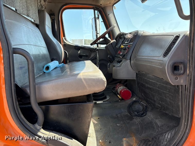 image for item EA7584 2005 Freightliner Business Class M2  flatbed truck