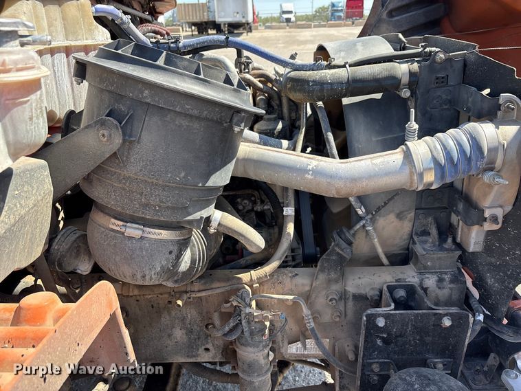 image for item EA7584 2005 Freightliner Business Class M2  flatbed truck