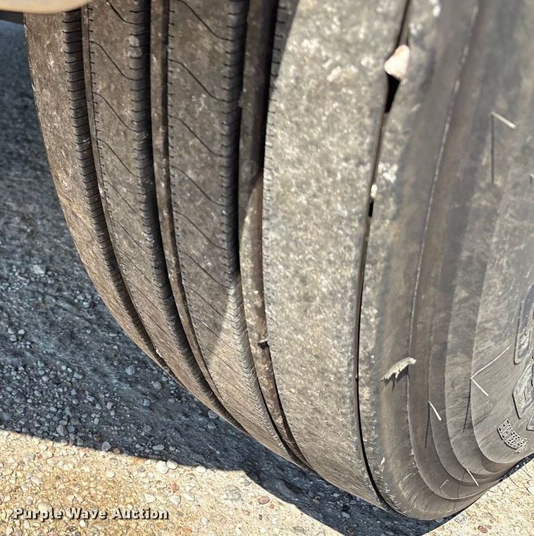 image for item EA7584 2005 Freightliner Business Class M2  flatbed truck