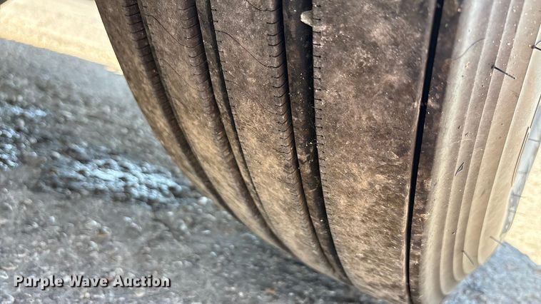 image for item EA7584 2005 Freightliner Business Class M2  flatbed truck