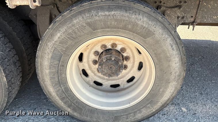 image for item EA7584 2005 Freightliner Business Class M2  flatbed truck