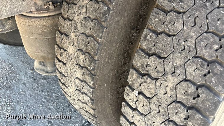 image for item EA7584 2005 Freightliner Business Class M2  flatbed truck