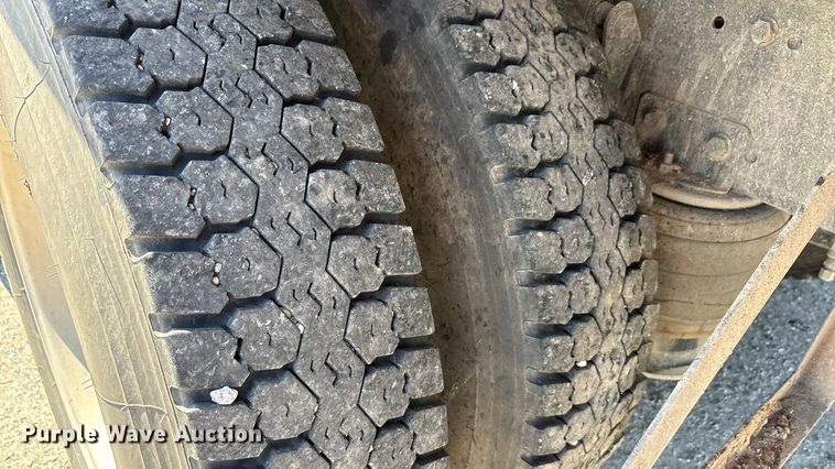 image for item EA7584 2005 Freightliner Business Class M2  flatbed truck