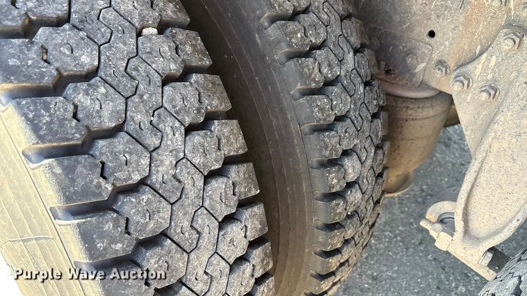 image for item EA7584 2005 Freightliner Business Class M2  flatbed truck