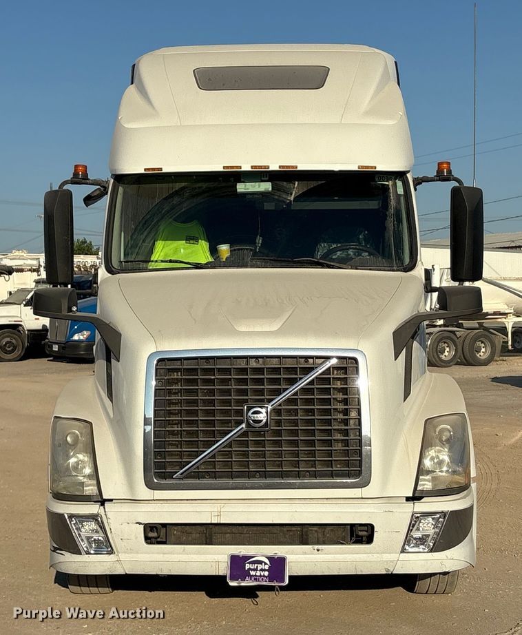 image for item EA7592 2017 Volvo VNL semi truck