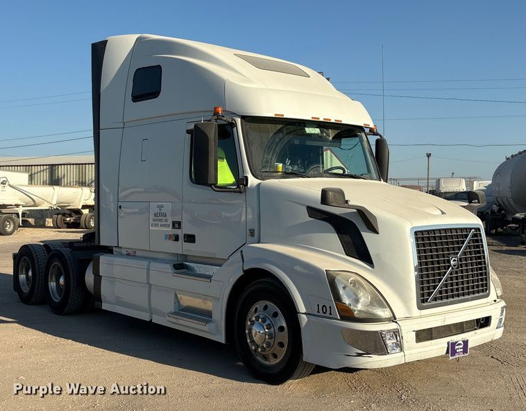 image for item EA7592 2017 Volvo VNL semi truck