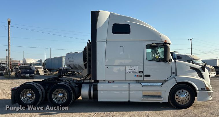 image for item EA7592 2017 Volvo VNL semi truck