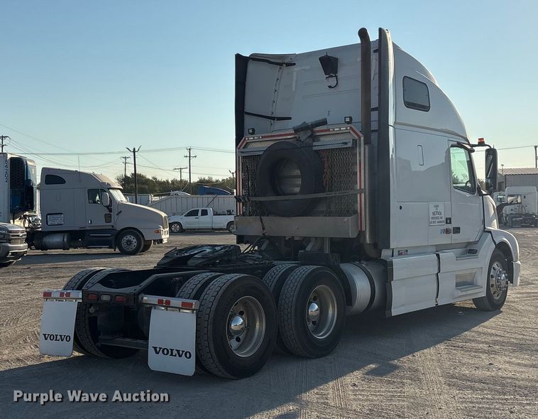 image for item EA7592 2017 Volvo VNL semi truck