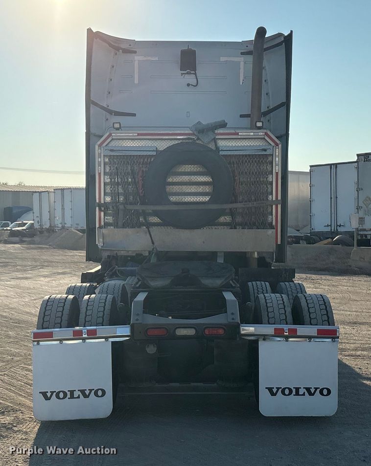 image for item EA7592 2017 Volvo VNL semi truck