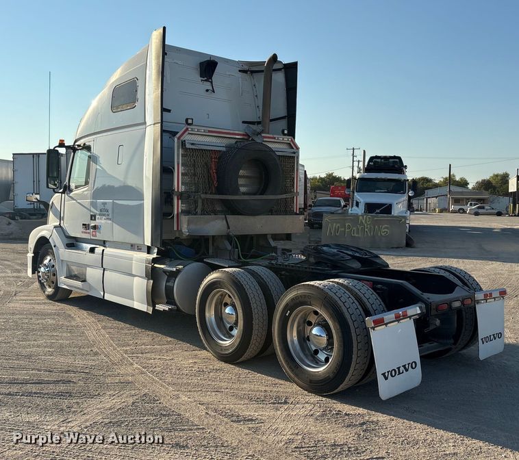 image for item EA7592 2017 Volvo VNL semi truck