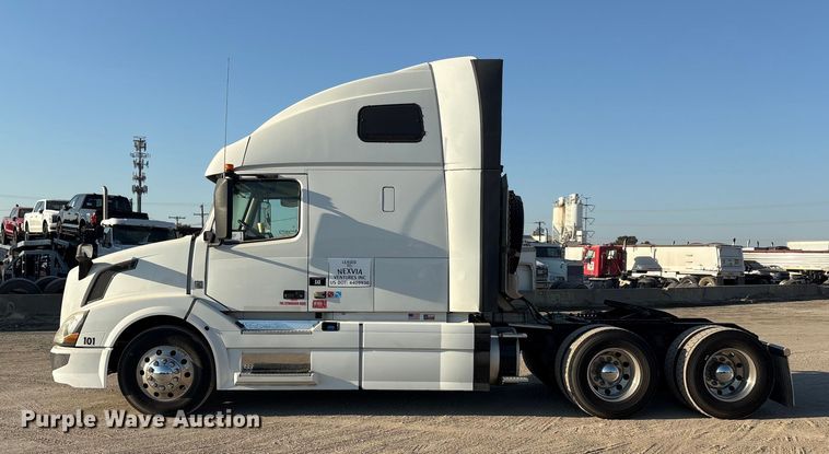 image for item EA7592 2017 Volvo VNL semi truck