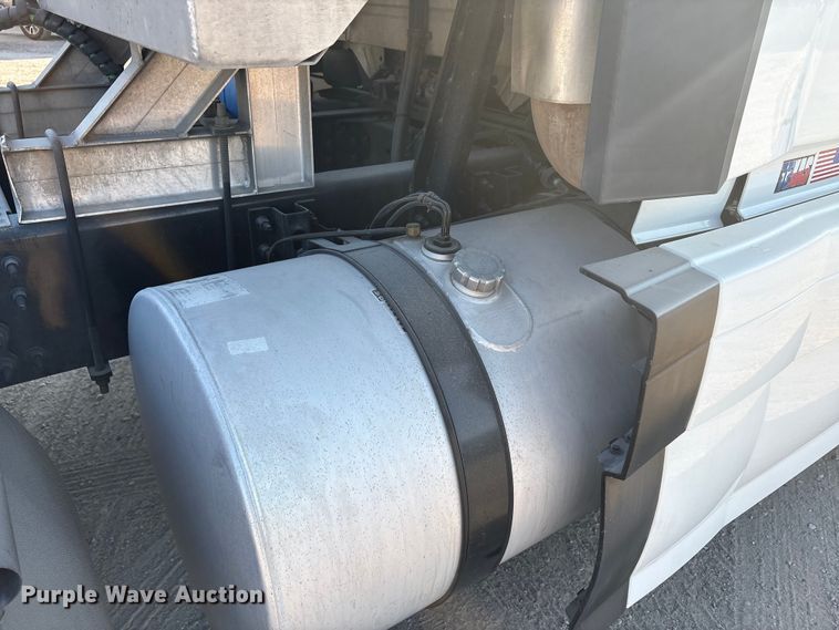 image for item EA7592 2017 Volvo VNL semi truck