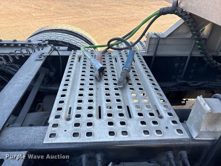 image for item EA7592 2017 Volvo VNL semi truck