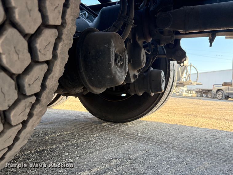 image for item EA7592 2017 Volvo VNL semi truck