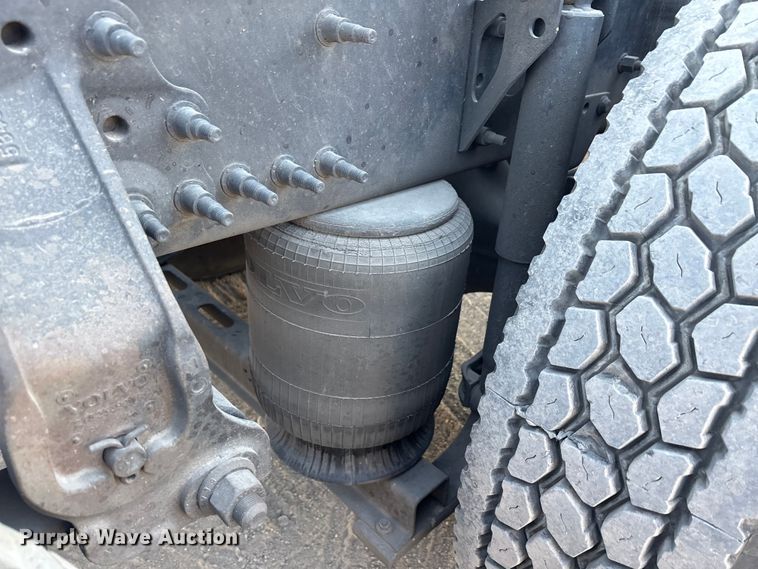 image for item EA7592 2017 Volvo VNL semi truck