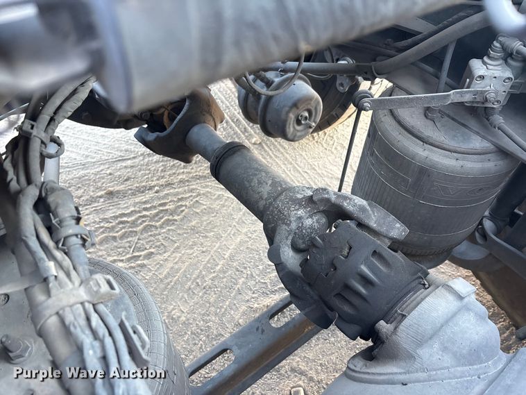 image for item EA7592 2017 Volvo VNL semi truck