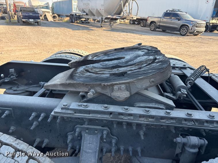 image for item EA7592 2017 Volvo VNL semi truck