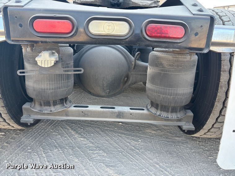 image for item EA7592 2017 Volvo VNL semi truck