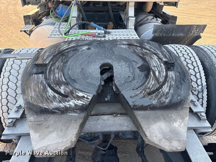 image for item EA7592 2017 Volvo VNL semi truck