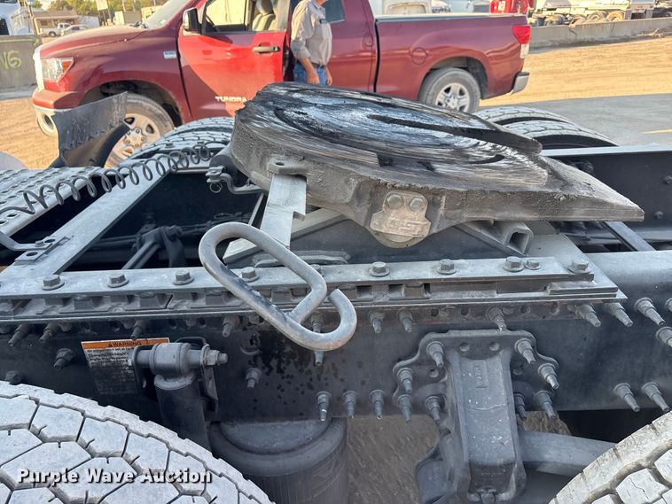 image for item EA7592 2017 Volvo VNL semi truck