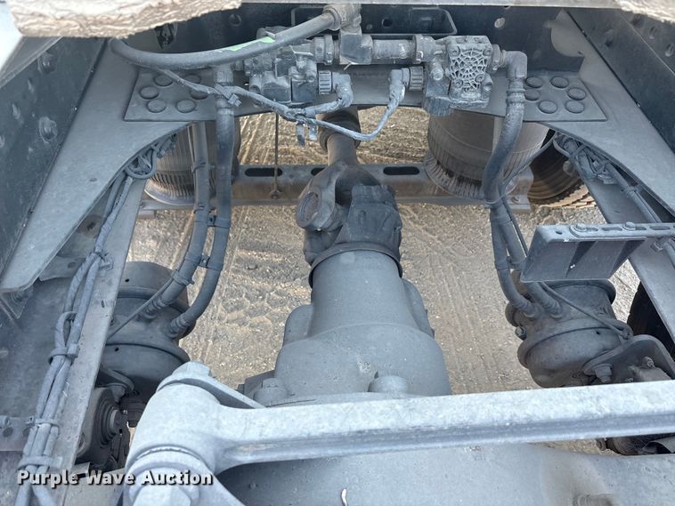 image for item EA7592 2017 Volvo VNL semi truck