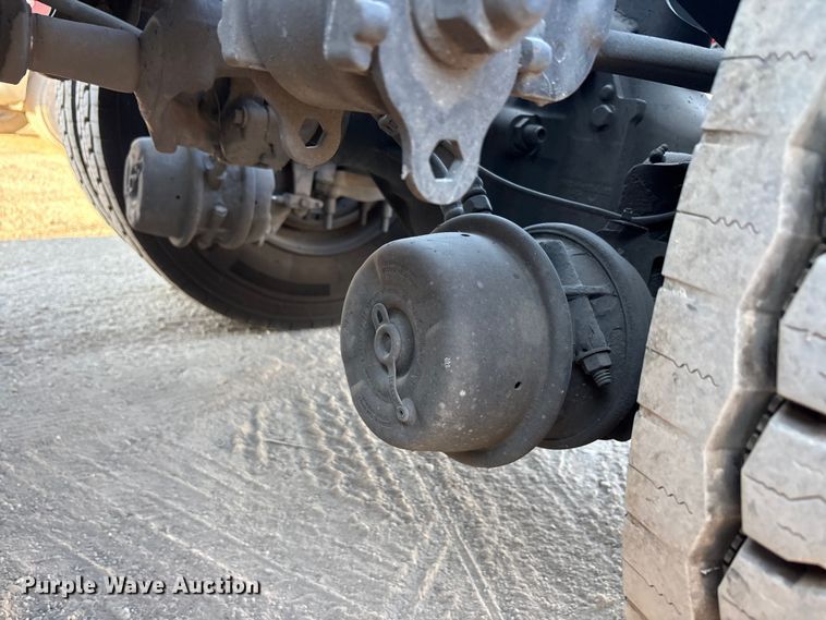 image for item EA7592 2017 Volvo VNL semi truck