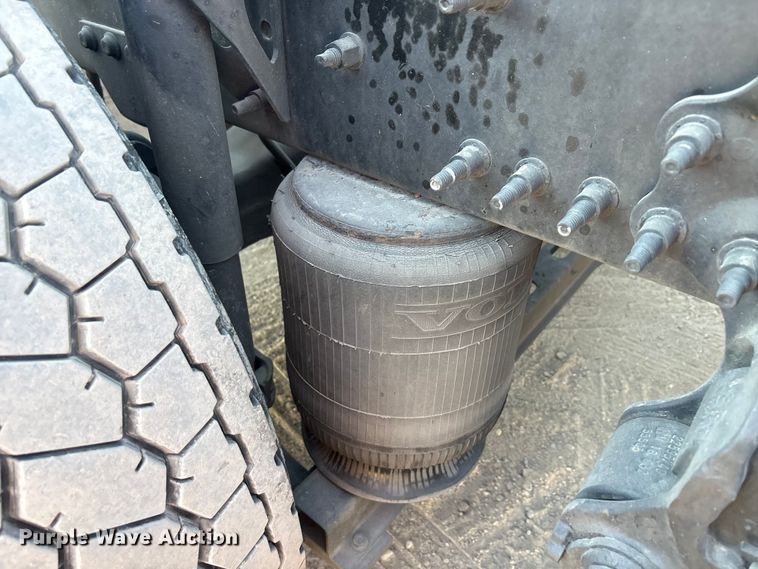 image for item EA7592 2017 Volvo VNL semi truck