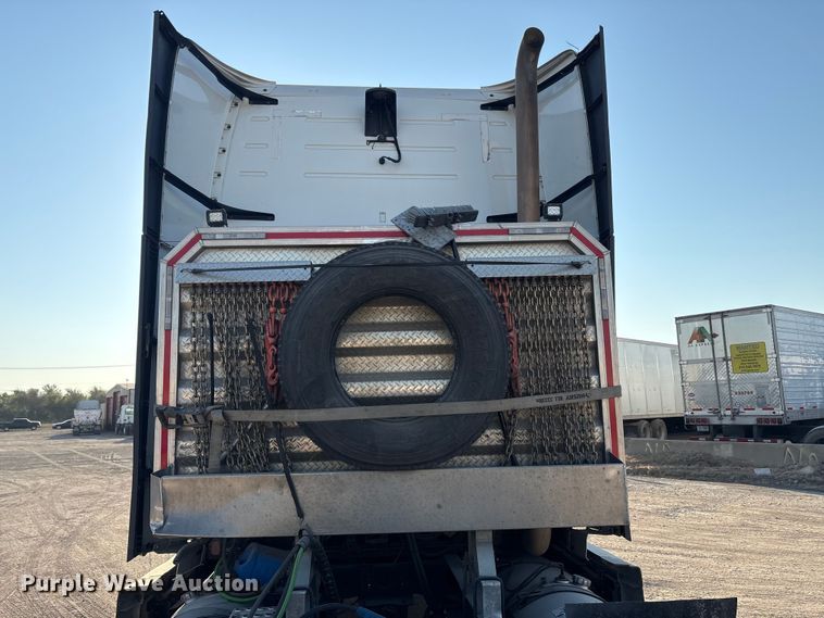 image for item EA7592 2017 Volvo VNL semi truck