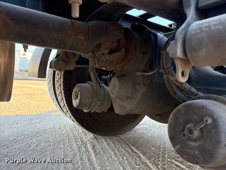 image for item EA7592 2017 Volvo VNL semi truck