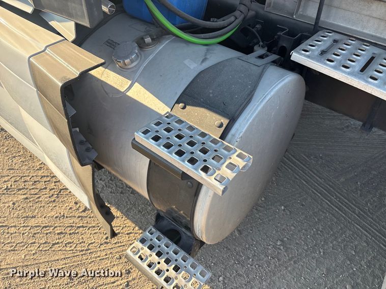 image for item EA7592 2017 Volvo VNL semi truck