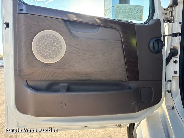 image for item EA7592 2017 Volvo VNL semi truck